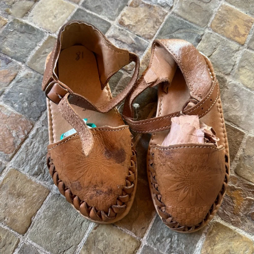 🌼$5🌼Girls leather sandals/ *please read